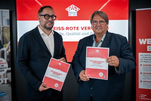 RA Martin Schiefer (links) und GBH-BV Josef Muchitsch präsentieren den Leitfaden für ROT-WEISS-ROTE Vergaben